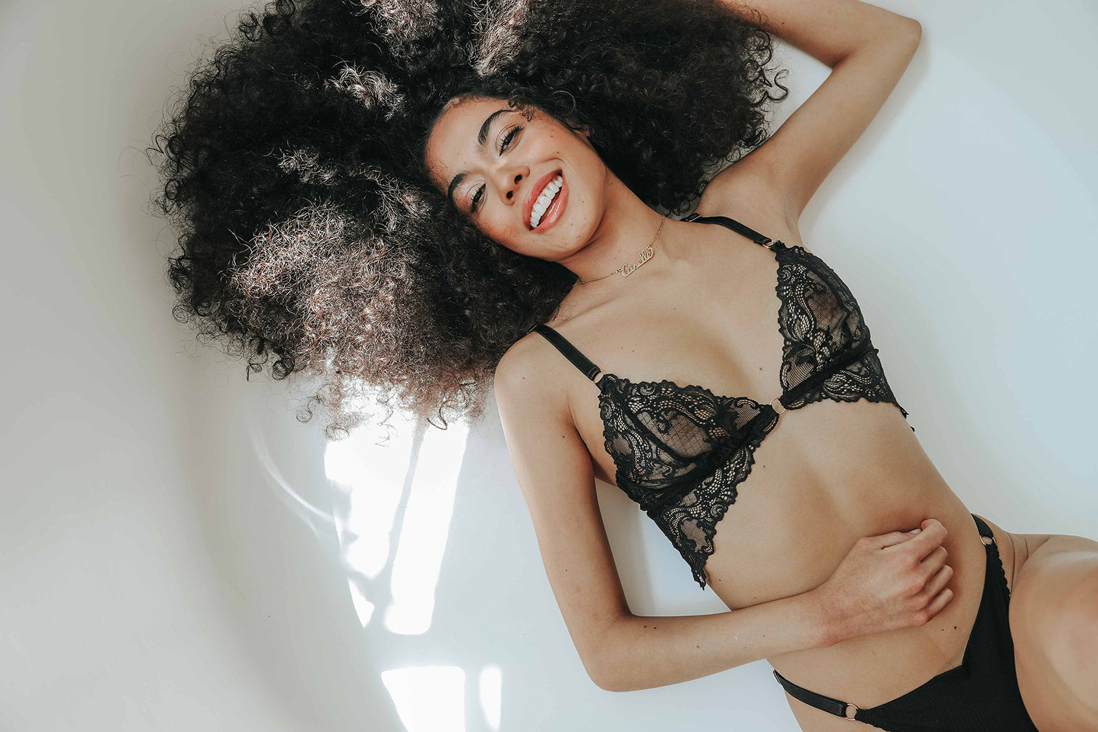 Cómo medir y encontrar tu talla correcta de bra y bralette