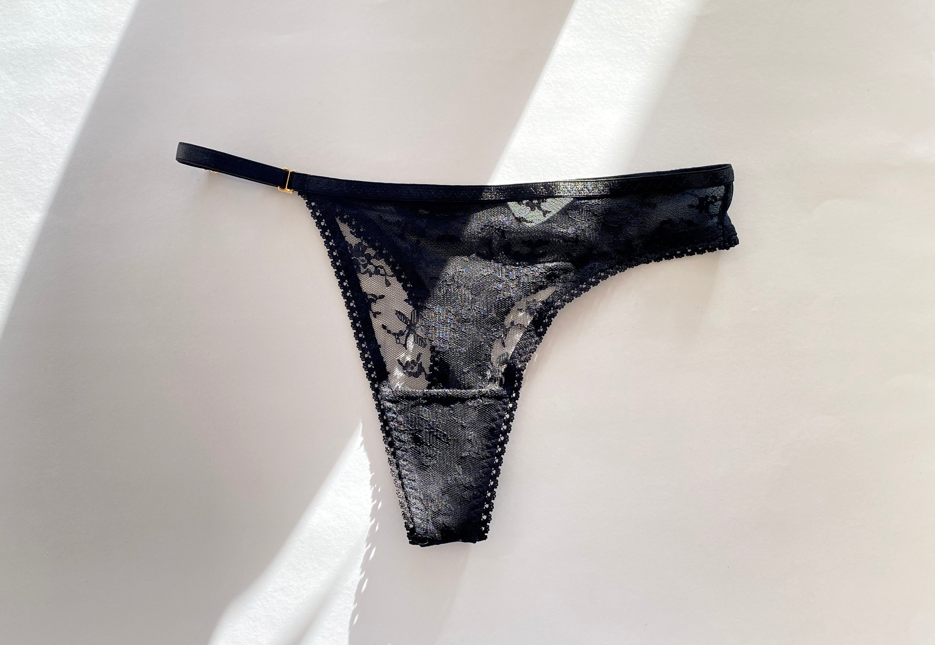 MUESTRA S/M - TANGA AJUSTABLE ENCAJE NEGRO