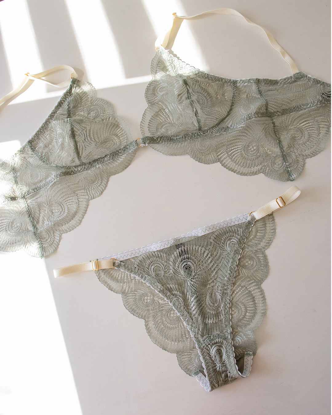 PISTACHE TRIANGLE BRALETTE