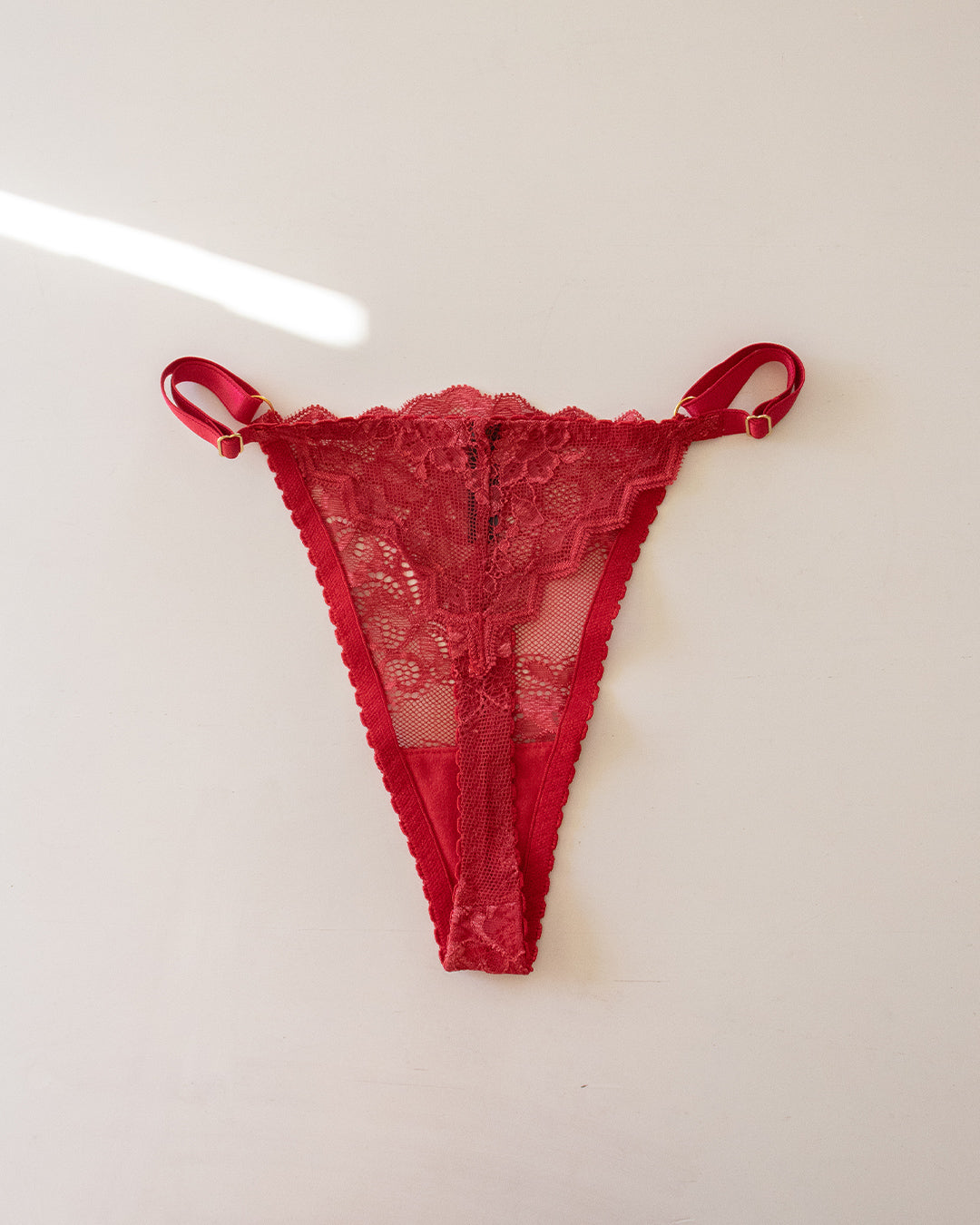 MUESTRA S - TANGA CARMÍN