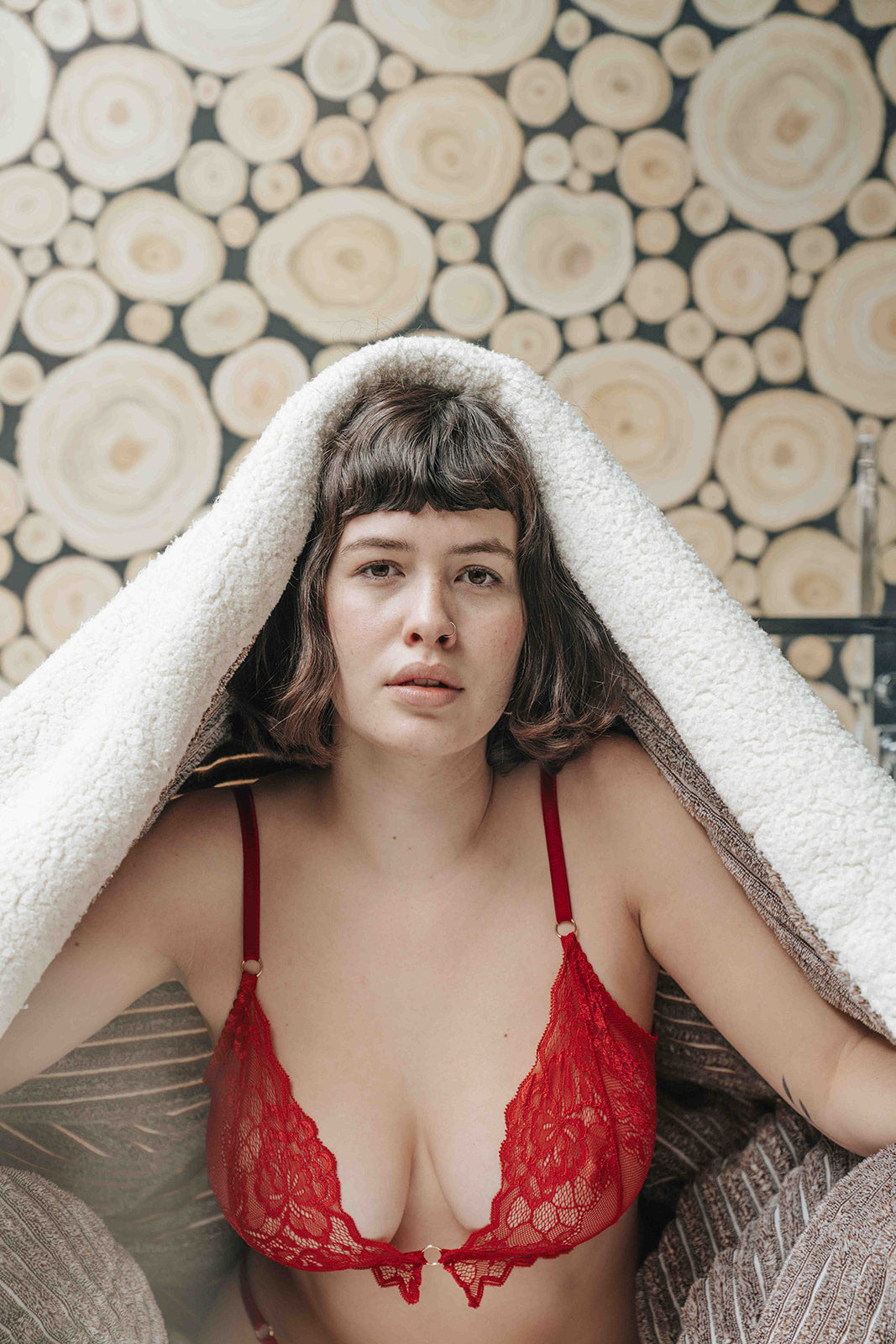 BRALETTE DE ENCAJE ROJO CON TIRANTES AJUSTABLES